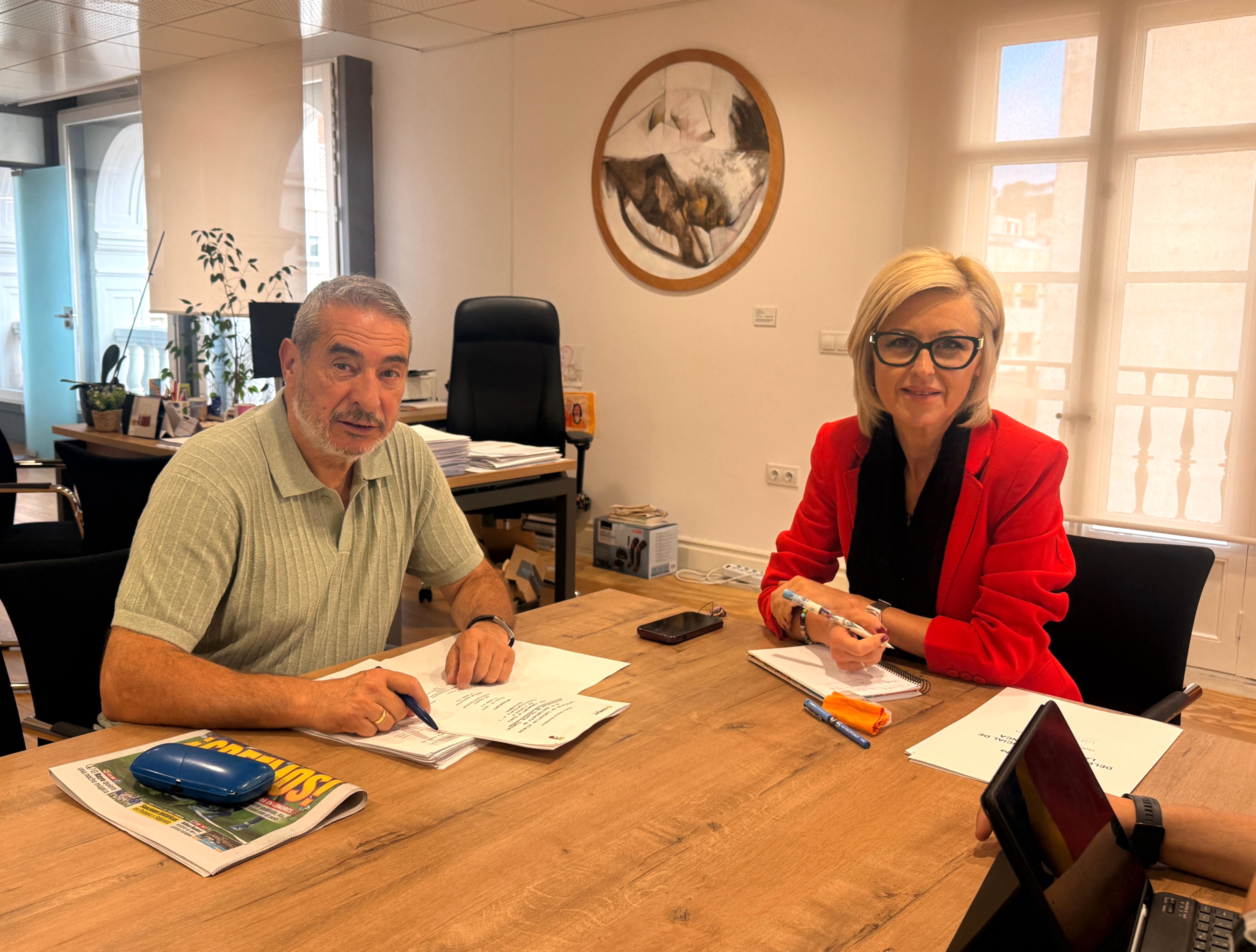 la delegada de la Junta en Cuenca, Marian López, se ha reunido con el alcalde de Valeria, Juan Pedro Martínez, para conocer los detalles del proyecto “Noches Mágicas en Valeria”