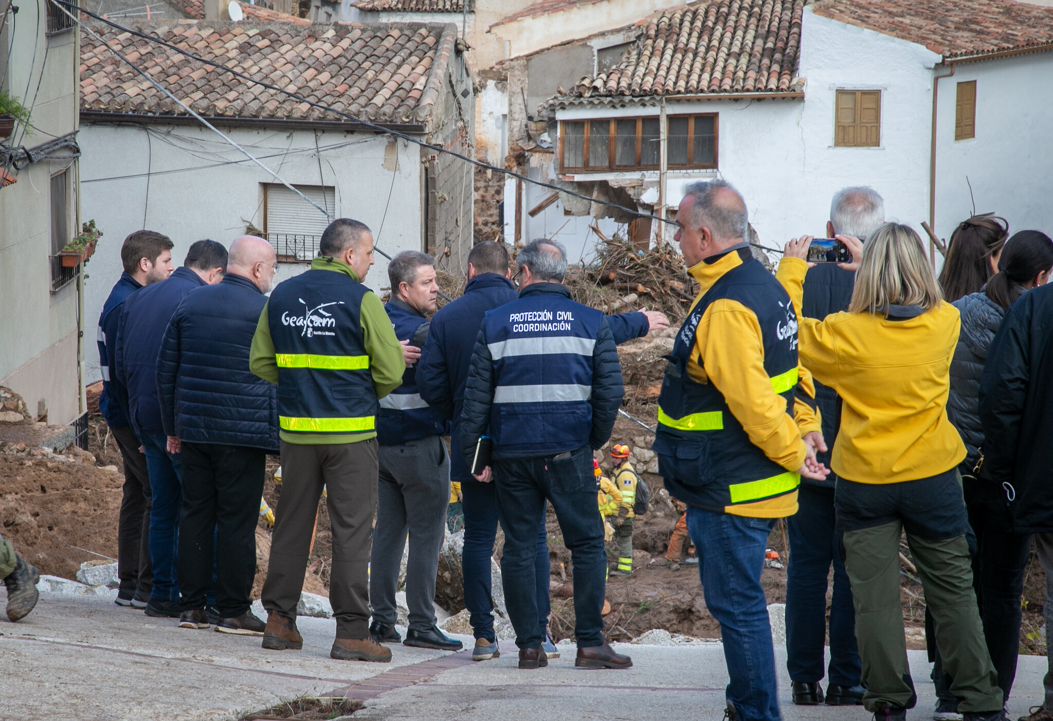 El presidente de Castilla-La Mancha visita la zona devastada por la Dana en Letur