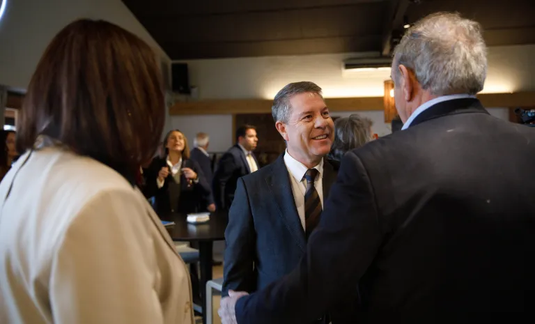 García-Page pide la prórroga de la actual Directiva del Agua, baraja medidores hídricos propios, ofrece personal a las Confederaciones para agilizar gestiones y considera las protestas en la calle