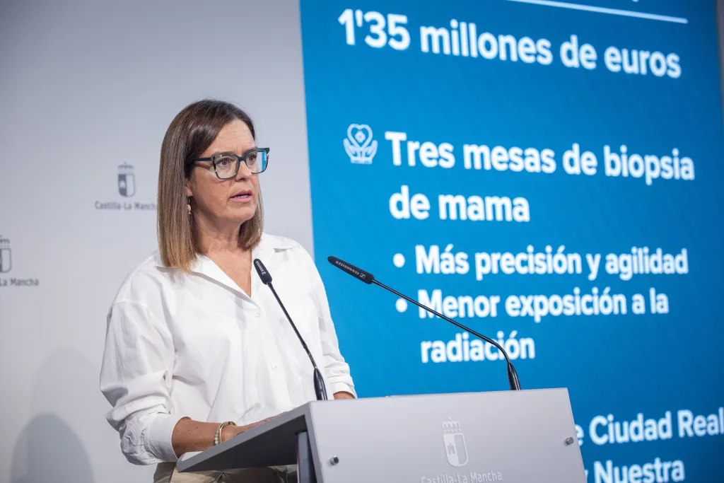 Toledo, 16 de septiembre de 2026.- El Gobierno de Castilla-La Mancha va a destinar 1,35 millones de euros a renovar las mesas de biopsia de mama de los hospitales de Ciudad Real, Guadalajara y Nuestra Señora del Perpetuo Socorro de Albacete, con la incorporación de tres equipos de última generación que permitirán mejorar la precisión de las pruebas y reducir los tiempos necesarios para realizarlas. Así lo ha explicado en rueda de prensa la portavoz del Ejecutivo autonómico, Esther Padilla, tras la reunión s