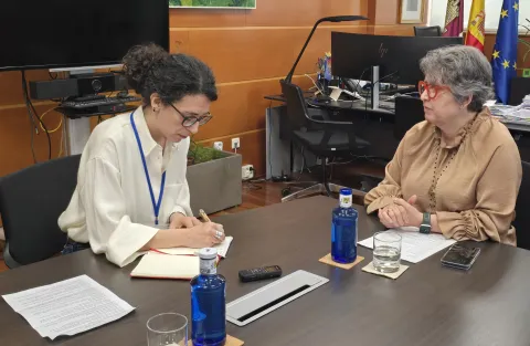 Reunión entre la consejera de Desarrollo Sostenible, Mercedes Gómez, y Roberta Perna, investigadora en el Instituto de Políticas y Bienes Públicos del CSIC