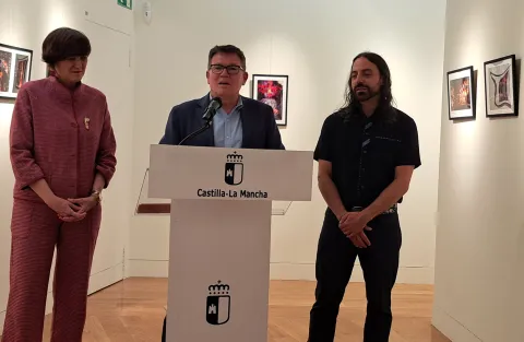 Inauguración de la exposición 'Japón en verso', que puede visitarse hasta el 23 de mayo en la Casa Perona.