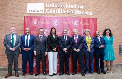 El presidente de Castilla-La Mancha, Emiliano García-Page, asiste al acto de entrega de los premios correspondientes a la XV convocatoria de los Reconocimientos del Consejo Social de la UCLM que se celebra en el Paraninfo de la UCLM en el campus de Albacete.