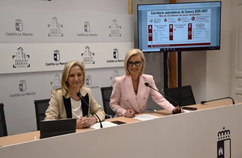 La delegada de la Junta, Marian López, y responsable de Fomento, Ana Ponce, han presentado la planificación de actuaciones de refuerzo de firmes y conservación en la red autonómica de carreteras de la provincia para 2026 y 2027