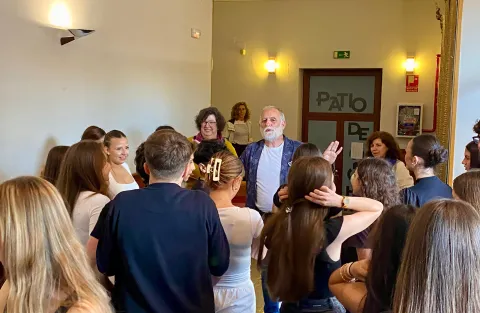 El delegado de Educación, Cultura y Deporte anima a los participantes en la XXIX edición "El Teatro viene de la Escuela"