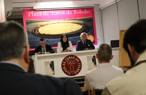 La directora general de Ordenación Agropecuaria, Lydia Benítez, inaugurando la Jornada ‘El toro bravo: ecosistemas, agrarios, economía, sociedad y cultura’