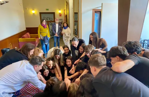 Los alumnos y alumnas del IES San Isidro se preparan para inaugurar la XXIX muestra escolar "El Teatro viene de la Escuela"