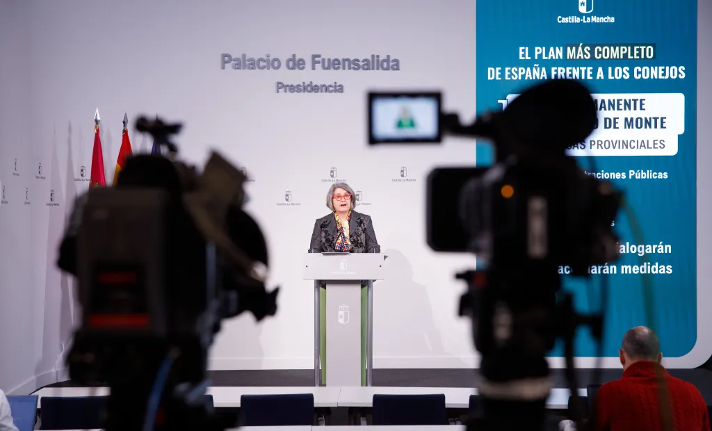La consejera de Desarrollo Sostenible, Mercedes Gómez, informa sobre el Plan de acción frente a la sobrepoblación de conejo de monte. (Fotos: D. Esteban González // JCCM)