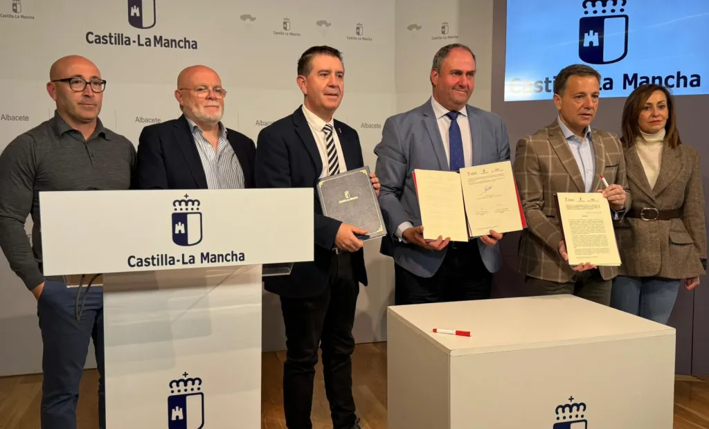El consejero de Agricultura, Ganadería y Desarrollo Rural firma el protocolo de colaboración para la organización de la FIQAB 2026