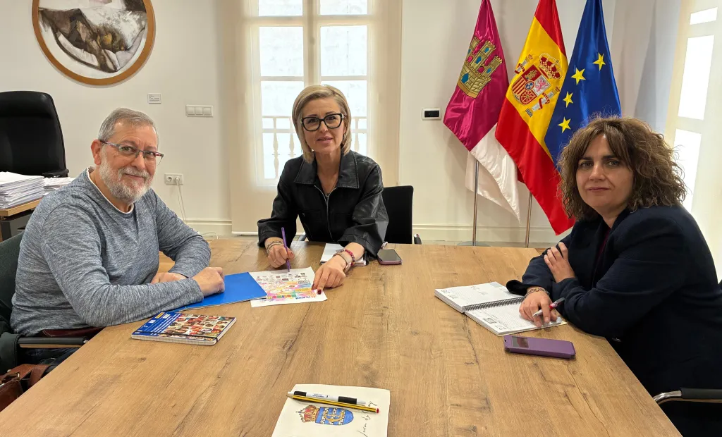 La delegada de la Junta, Marian López, se reunión con el presidente de ADOCU, Carlos Vicente Cuesta, y la delegada provincial de Bienestar Social, Susana Zomeño.