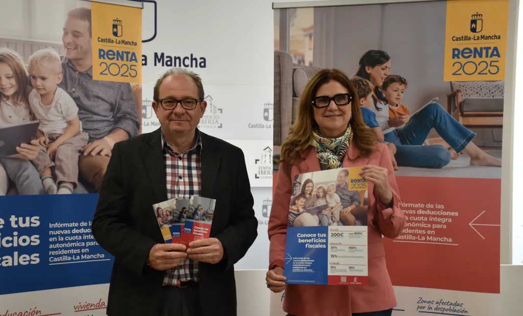 La directora general de Tributos y Ordenación del Juego, Susana Pastor, y el delegado provincial de Hacienda, Administraciones Públicas y Transformación Digital en Cuenca, Ramón Pérez Tornero, presentan la campaña institucional “Conoce tus beneficios fiscales”