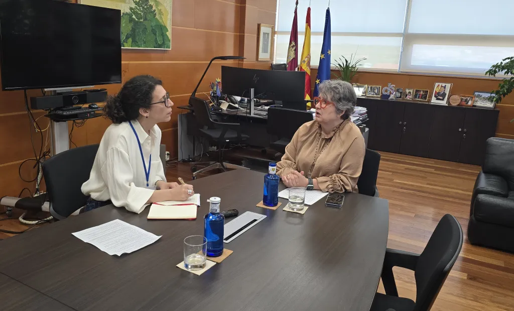Reunión entre la consejera de Desarrollo Sostenible, Mercedes Gómez, y Roberta Perna, investigadora en el Instituto de Políticas y Bienes Públicos del CSIC