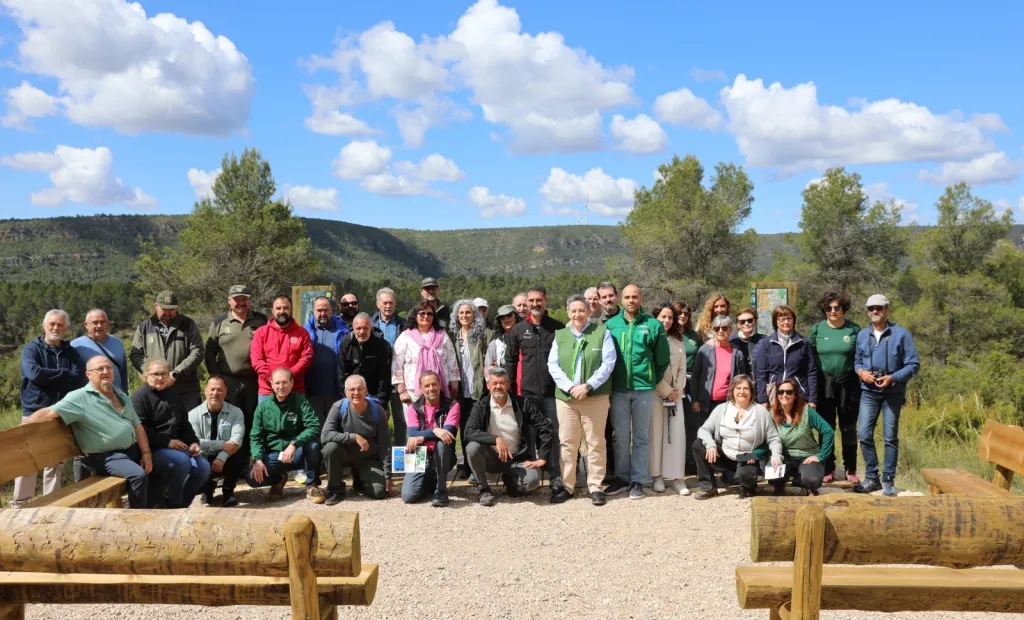 El delegado provincial de Desarrollo Sostenible, José Ignacio Benito, ha inaugurado el PR-CU 120 “Víllora-Las Chorreras” junto al alcalde del municipio, José Ramón Ubiedo, y el delegado institucional de Iberdrola en Castilla-La Mancha, Óscar Narros