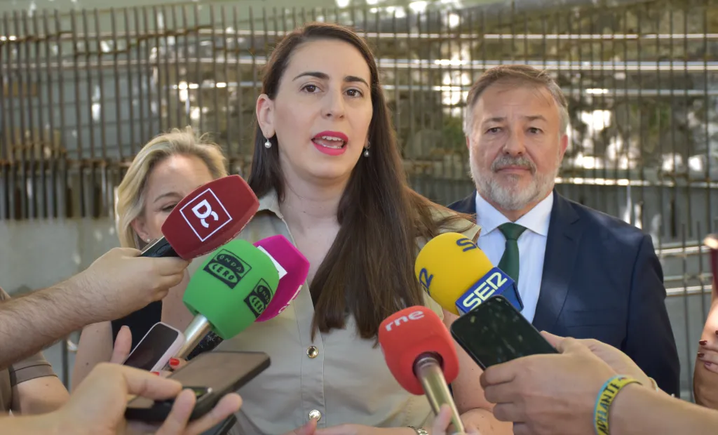 La directora general de Transportes y Movilidad, Lucía Balmaseda, ha visitado las obras de la conexión accesible al Casco Histórico de Cuenca