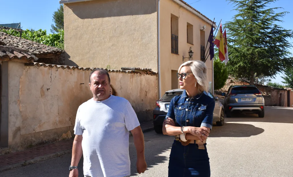 La delegada de la Junta, Marian López, ha visitado Bascuñana de San Pedro junto a su alcalde, Jesús Montón Page.