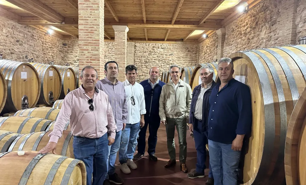El delegado provincial de Agricultura, Ganadería y Desarrollo Rural, Rodrigo Fernández Alcalde, ha visitado, en Las Mesas, Bodegas Parra Jiménez y Bodegas Horcaja