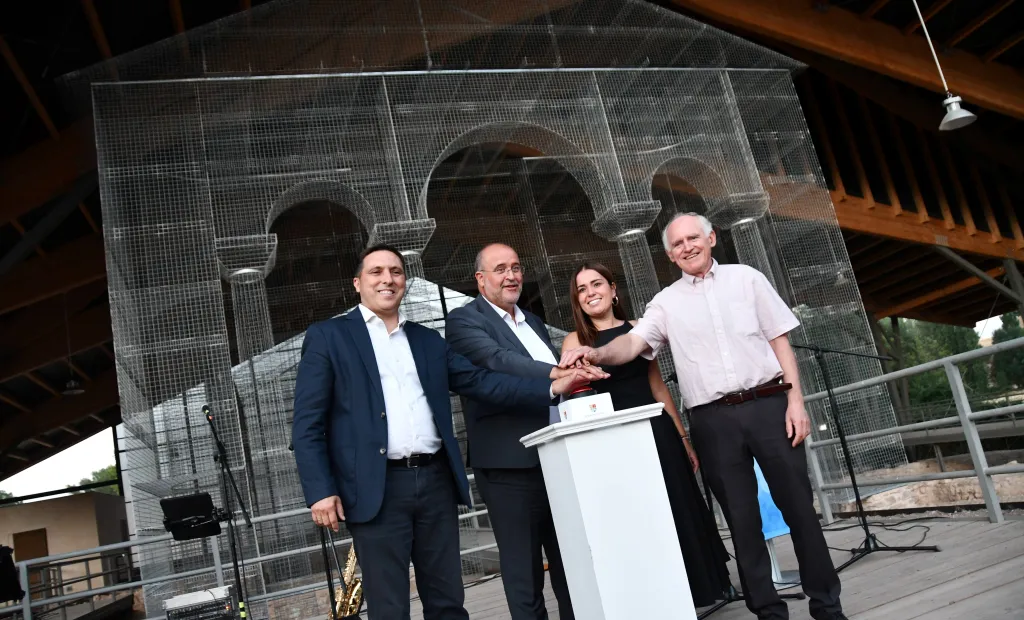 El vicepresidente primero, José Luis Martínez Guijarro, inaugura la restauración y acondicionamiento del Balneum de la Villa Romana de Noheda.