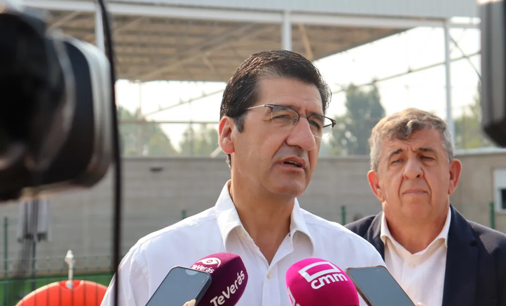 El vicepresidente segundo del Gobierno de Castilla-La Mancha, José Manuel Caballero, ha instado a proteger el medio rural desde la colaboración y la solidaridad institucional porque “no es momento de guardarse medios disponibles cuando la emergencia de los incendios no entiende de fronteras territoriales”. En este sentido, ha puesto en valor la actitud de colaboración y solidaridad que está manteniendo el Gobierno de Castilla-La Mancha y su presidente Emiliano García-Page.