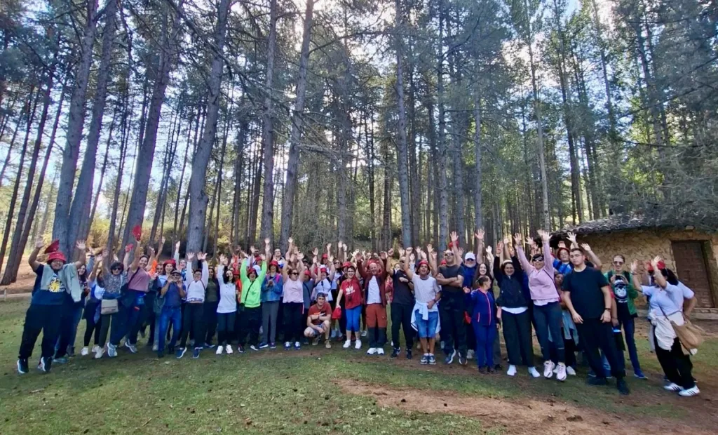 La delegada provincial de Bienestar Social, Susana Zomeño, ha acompañado este martes a los participantes en la primera de las dos rutas senderistas para personas con discapacidad que se celebrarán este otoño en la provincia de Cuenca.