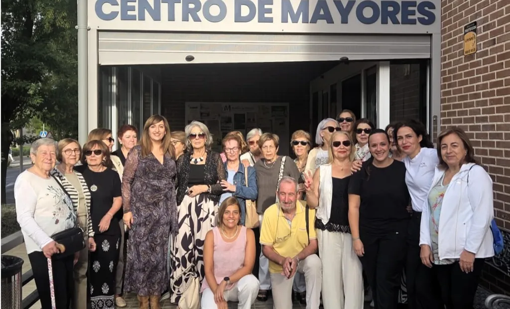 Rosa Quirós durante la visita al Centro de Mayores Toledo II que acaba de reabrir su cafetería