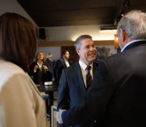 García-Page pide la prórroga de la actual Directiva del Agua, baraja medidores hídricos propios, ofrece personal a las Confederaciones para agilizar gestiones y considera las protestas en la calle