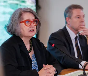 García-Page pide la prórroga de la actual Directiva del Agua, baraja medidores hídricos propios, ofrece personal a las Confederaciones para agilizar gestiones y considera las protestas en la calle