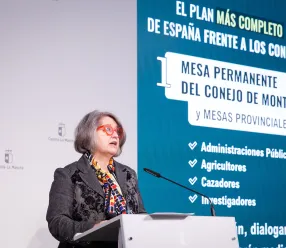 La consejera de Desarrollo Sostenible, Mercedes Gómez, informa sobre el Plan de acción frente a la sobrepoblación de conejo de monte. (Fotos: D. Esteban González // JCCM)