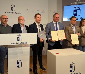 El consejero de Agricultura, Ganadería y Desarrollo Rural firma el protocolo de colaboración para la organización de la FIQAB 2026