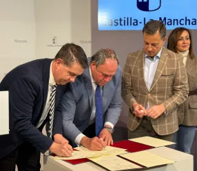 El consejero de Agricultura, Ganadería y Desarrollo Rural firma el protocolo de colaboración para la organización de la FIQAB 2026