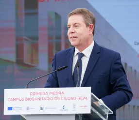 El presidente de Castilla-La Mancha, Emiliano García-Page, pone, en Ciudad Real, la primera piedra del futuro Campus Biosanitario de la UCLM en la ciudad