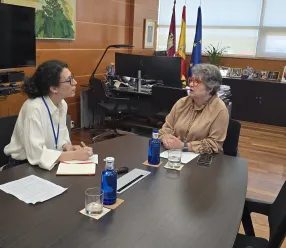 Reunión entre la consejera de Desarrollo Sostenible, Mercedes Gómez, y Roberta Perna, investigadora en el Instituto de Políticas y Bienes Públicos del CSIC