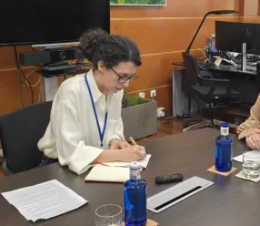 Reunión entre la consejera de Desarrollo Sostenible, Mercedes Gómez, y Roberta Perna, investigadora en el Instituto de Políticas y Bienes Públicos del CSIC