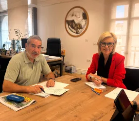 la delegada de la Junta en Cuenca, Marian López, se ha reunido con el alcalde de Valeria, Juan Pedro Martínez, para conocer los detalles del proyecto “Noches Mágicas en Valeria”