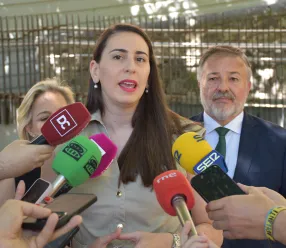 La directora general de Transportes y Movilidad, Lucía Balmaseda, ha visitado las obras de la conexión accesible al Casco Histórico de Cuenca