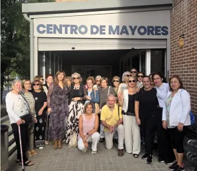 Rosa Quirós durante la visita al Centro de Mayores Toledo II que acaba de reabrir su cafetería