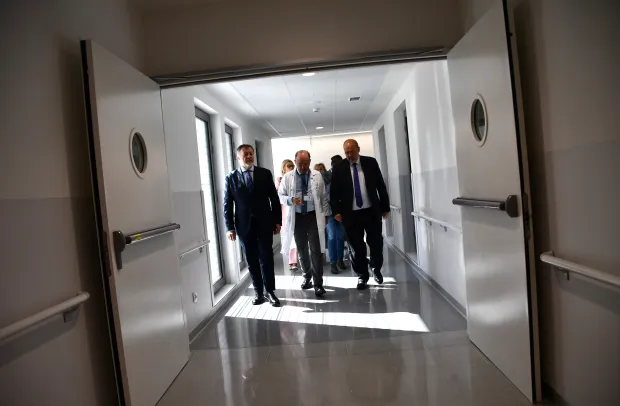 El vicepresidente primero, José Luis Martínez Guijarro, visita el Hospital Universitario de Cuenca