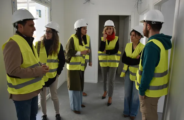 La delegada de la Junta en Cuenca, Marian López,  ha visitado las obras del nuevo consultorio médico de la localidad, junto al presidente de la Diputación Provincial de Cuenca, Álvaro Martínez Chana, y la alcaldesa, Johana León.