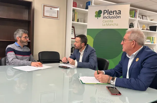 	El comisionado para la Accesibilidad del Gobierno regional, José Luis Escudero, ha mantenido una reunión con representantes de Plena Inclusión CLM