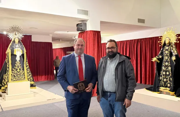 El consejero de Agricultura, Ganadería y Desarrollo Rural, Julián Martínez Lizán, ha visitado hoy en el Museo de la Semana Santa de Hellín.
