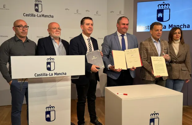 El consejero de Agricultura, Ganadería y Desarrollo Rural firma el protocolo de colaboración para la organización de la FIQAB 2026
