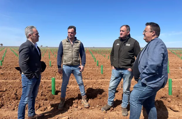 El delegado provincial de Agricultura, Ganadería y Desarrollo Rural, Rodrigo Fernández, visita la explotación de un joven agricultor de Villamayor de Santiago, Jesús Castillo