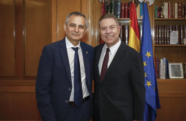 El presidente de Castilla-La Mancha, Emiliano García-Page, ha saludado este jueves, en el Parlamento regional, al ujier mayor de las Cortes de Castilla-La Mancha, Antonio Leal