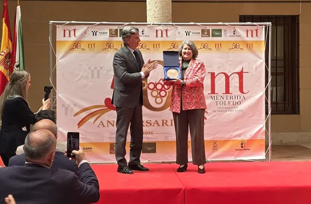 Entrega de reconocimiento a Mercedes Gómez por parte de la DO Méntrida-Toledo