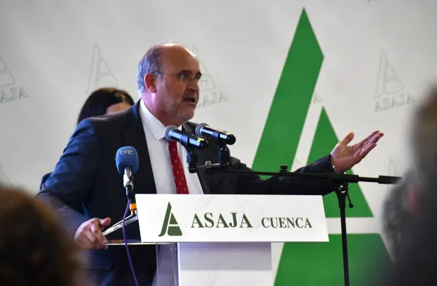 El vicepresidente primero del Gobierno regional, José Luis Martínez Guijarro, asiste  a la Asamblea General de Asaja Cuenca