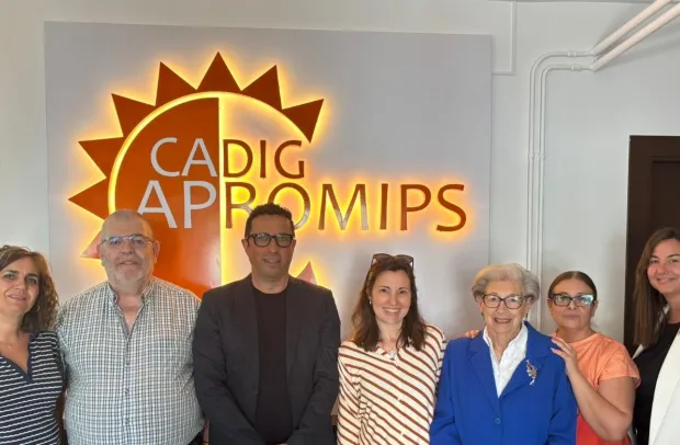 El director general de Discapacidad, Francisco José Armenta, y la delegada provincial de Bienestar Social en Cuenca, Susana Zomeño, han visitado el Centro de Atención a Personas con Discapacidad Intelectual Grave de APROMIPS.