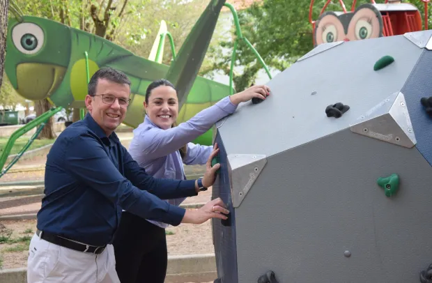 El delegado provincial de Educación, Cultura y Deporte, Gustavo Martíneze, ha visitado el nuevo parque rocódromo de Belmonte junto a la alcaldesa del municipio, Cristina Delgado, y el diputado provincial de Deportes, Abel Fresneda