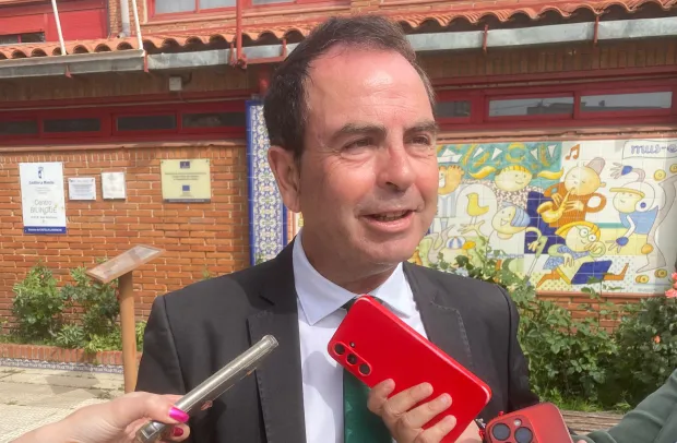 José Gutiérrez atendiendo a los medios de comunicación a quienes ha informado de las nuevas inversiones en climatización de centros educativos