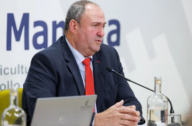 El consejero de Agricultura, Ganadería y Desarrollo Rural, Julián Martínez Lizán, presenta, en la sala de prensa de la Consejería, el Plan Estratégico de Ganadería Extensiva de Castilla-La Mancha.