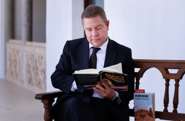 Artículo del presidente Emiliano García-Page: Un libro no es un contacto, es un trato