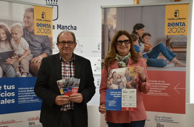 La directora general de Tributos y Ordenación del Juego, Susana Pastor, y el delegado provincial de Hacienda, Administraciones Públicas y Transformación Digital en Cuenca, Ramón Pérez Tornero, presentan la campaña institucional “Conoce tus beneficios fiscales”